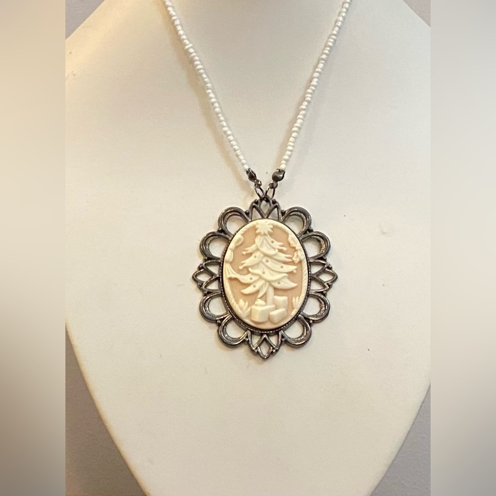 NEW Christmas Cameo pendant necklace